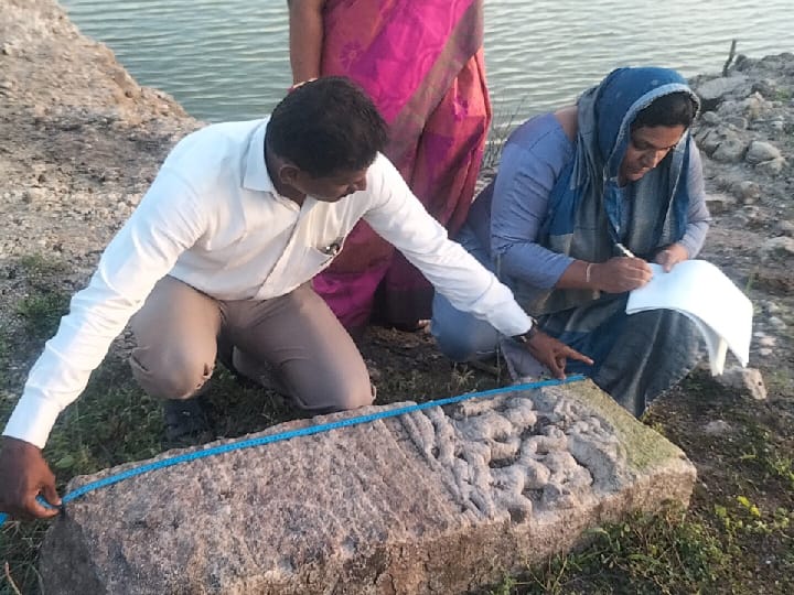 வல்லநாடு அருகே 17 ஆம் நூற்றாண்டு சேர்ந்த இருபடி நிலை நடு கற்கள் கண்டெடுப்பு