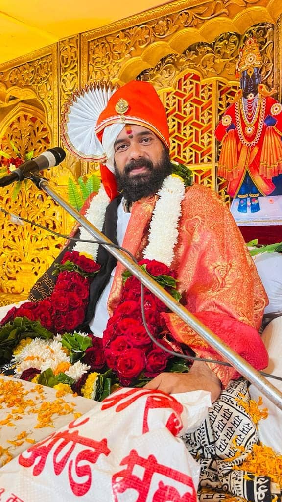 यामुळे पाच तासांचा प्रवास अवघ्या 55 मिनिटात झाल्याने महाराष्ट्रात समाधान महाराजांची हेलिकॉप्टर 'वारी' चांगलीच चर्चेत आहे. समाधान महाराज शर्मा कोण आहेत ते जाणून घेऊया....