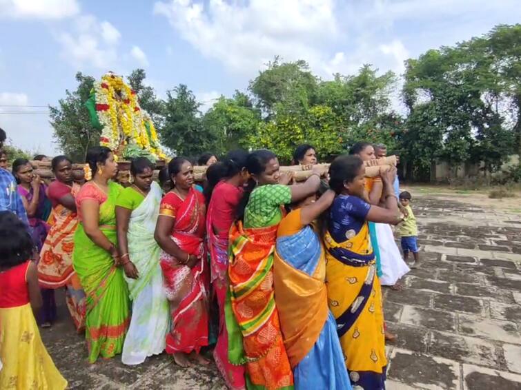 Only the women of Kadalangudi Temple carried the Nataraja statue on their shoulders and worshiped. பெண்கள் மட்டும் சுமந்து சென்று வழிபாடு செய்த நடராஜர் - தமிழகத்தில் வேறு எங்கும் இல்லாத நிகழ்வு!