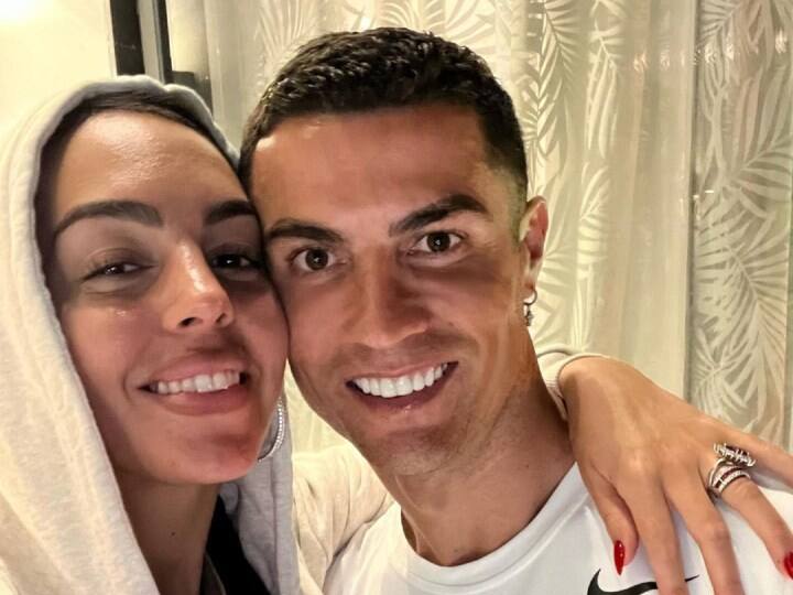 क्रिस्टियानो रोनाल्डो की नेट वर्थ में हमेशा उछाल देखा जाता है. साल 2014 में उनकी नेट वर्थ 150 मिलियन डॉलर थी और ताजा रिपोर्ट के अनुसार 2022 में ये बढ़कर 500 मिलियन डॉलर पहुंच गई है.