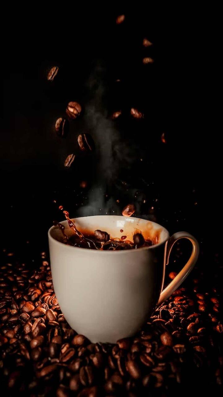 कॉफी प्यायल्याने कॅन्सर देखील होऊ शकतो, असं एका संशोधनातून समोर आलं आहे. त्यामुळे योग्य प्रमाणात कॉफी प्यावी.