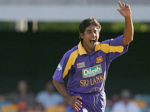 શ્રીલંકાના ફાસ્ટ બૉલર ચામિન્ડા વાસના નામે વનડેમાં સર્વશ્રેષ્ઠ બૉલિંગનો રેકોર્ડ નોંધાયેલો છે. તેને 2001માં ઝિમ્બાબ્વે વિરુદ્ધ 19 રન આપીને 8 વિકેટો ઝડપી હતી.