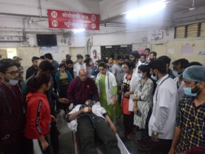 Doctor Beats Security Staff Maharashtra Doctor Protesting In Yavatmal Beats Security Guard Doctor Beats Security Staff: महाराष्ट्र के अस्पताल में विक्षिप्त मरीज ने दो डॉक्टरों पर किया चाकू से हमला, गंभीर