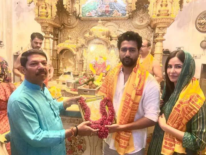 Vicky Kaushal With Wife Katrina Kaif Offer Prayers At Siddhivinayak Temple In Mumbai Katrina-Vicky At Siddhivinayak: विक्की कौशल के साथ सिद्धिविनायक मंदिर पहुंचीं कैटरीना कैफ, एक्ट्रेस के सिंपल लुक ने जीता फैंस का दिल