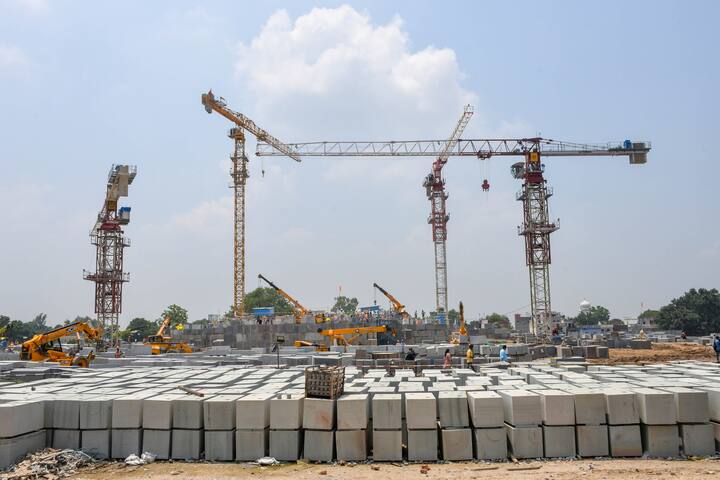 Ram Mandir Ayodhya: येणारं वर्ष हे लोकसभा निवडणुकीच्या तयारीचं वर्ष असणार आहे. साहजिकच या सगळ्यात अयोध्येतलं राममंदिर हेही केंद्रस्थानी असणार आहे. हे राम मंदिर कधी पूर्ण होणार ?, मंदिराचं काम नेमकं कुठपर्यंत आलंय?, आणि या बांधकामाचं गणित लोकसभेच्या टायमिंगशीही जुळणार का? असे अनेक प्रश्न सध्या चर्चिले जात आहेत. 