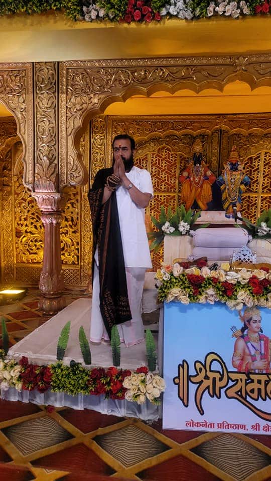 कीर्तनकार समाधान महाराज शर्मा यांना वाघोली इथल्या कीर्तनासाठी पाच तास उशीर होत असल्यामुळे आयोजकांनी थेट हेलिकॉप्टर पाठवून महाराजांना आणण्याची व्यवस्था केली.