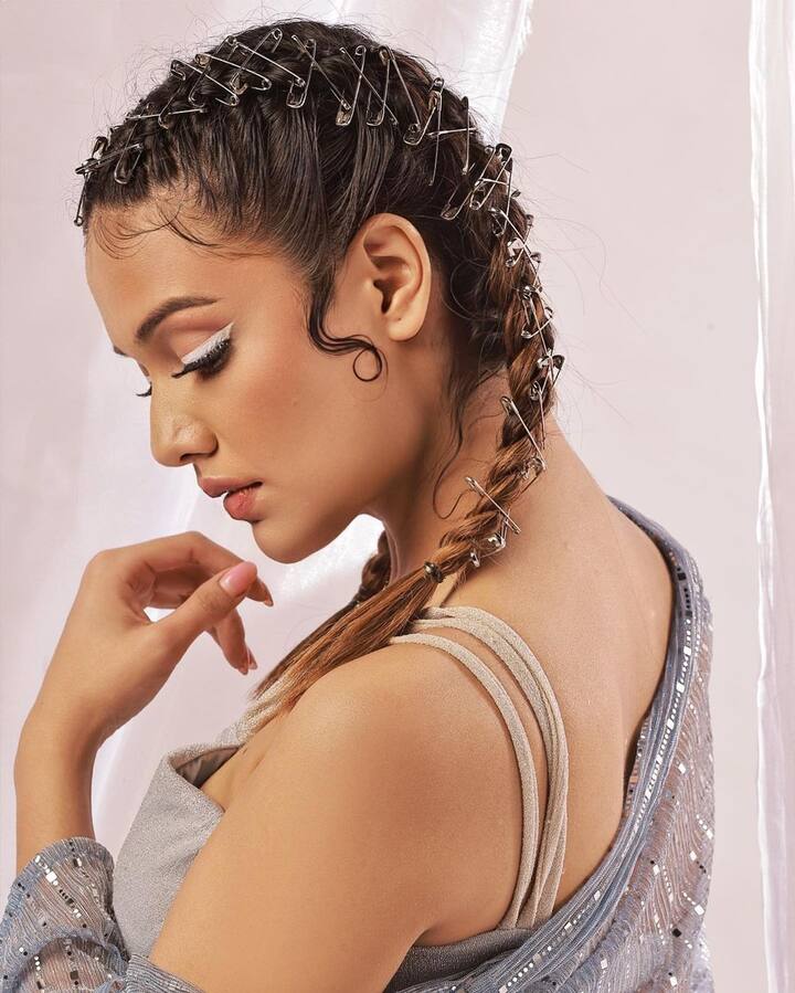 दिव्या की इन तस्वीरों की बात करें तो ये हसीना इस दौरान ब्रालेट ड्रेस और ड्रामैटिक मेकअप किए काफी अतरंगी और जुदा अंदाज में दिखाई दे रही हैं. इसके साथ ही दिव्या की ये तस्वीरें सोशल मीडिया पर पोस्ट करते ही वायरल हो गई हैं.
