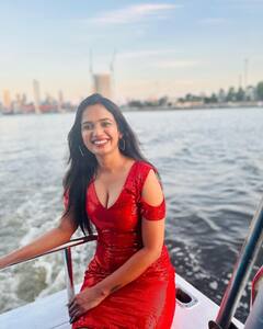 Ariyana Glory: బోటులో షికార్లు కొడుతున్న బోల్డ్ బ్యూటీ అరియానా