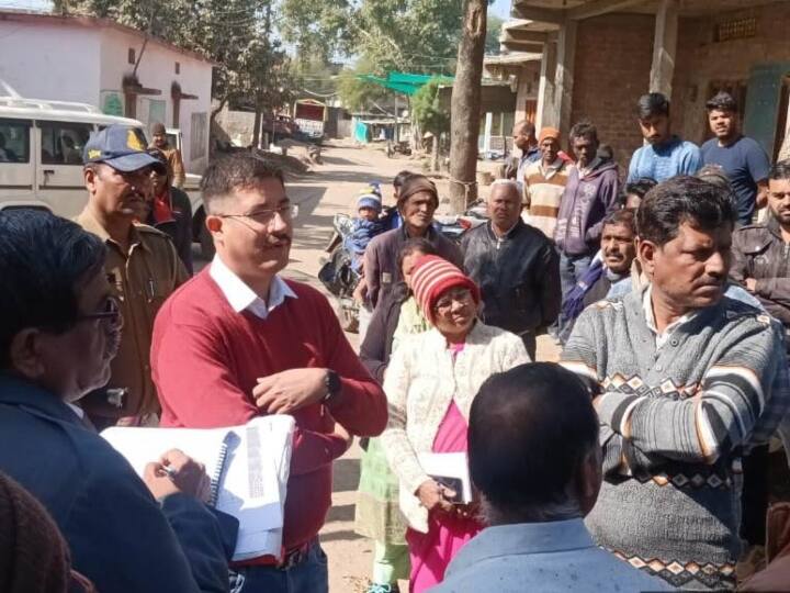 Dewas News: अचानक सरकारी स्कूल पहुंचे कलेक्टर, कड़ाके की सर्दी में बच्चे कर रहे थे शिक्षक का इंतजार, नोटिस जारी MP News Dewas Collector surprise inspection in government schools teacher absent student was in Class ANN Dewas News: अचानक सरकारी स्कूल पहुंचे कलेक्टर, कड़ाके की सर्दी में बच्चे कर रहे थे शिक्षक का इंतजार, नोटिस जारी