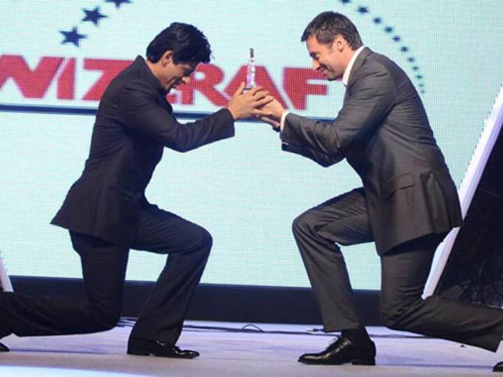 ह्यू जैकमैन ने मीडिया से बातचीत में एक बार खुद कहा था कि वह शाहरुख खान को अपना मेंटर मानते हैं. उन्होंने बताया था कि वह उनका सिग्नेचर स्टेप भी कर चुके हैं. उन्होंने अपनी ख्वाहिश जाहिर करते हुए कहा था कि वह उन्हें अपनी फिल्मों के इंडियन वर्जन में देखना चाहते हैं.