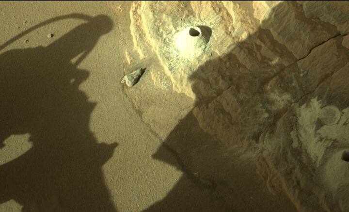 সৌরজগতের অন্যত্র প্রাণের সন্ধান করতে গিয়ে এ যাবৎ মূলত জলের অস্তিত্বের উপরই বেশি করে জোর দিয়ে এসেছেন বিজ্ঞানীরা। কারণ প্রাণের অস্তিত্বের ক্ষেত্রে তা থাকা বাধ্যতামূলক।