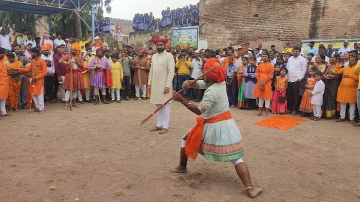 गजी नृत्य, मर्दानी खेळ, शस्त्र अस्त्र प्रदर्शन, ढोल वादन आणि भंडाऱ्याची उधळण करत मोठ्या उत्साहात पार पडला.