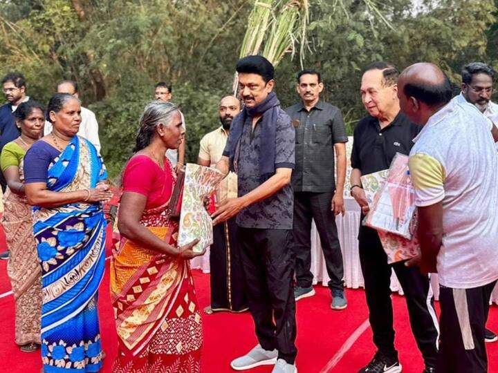 CM STALIN presents Pongal gift with sugarcane to Tolkappiyar Park staff in Adyar Chennai Pongal Gift: போகிற போக்கில் முதலமைச்சர் ஸ்டாலின் கொடுத்த பொங்கல் பரிசு.. பயனாளர்கள் மகிழ்ச்சி!