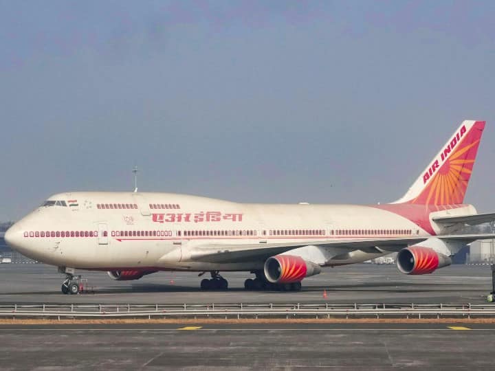 Air India issues show cause notices to cabin crew and pilots Pee on Plane Case फ्लाइट में पेशाब मामला: 4 केबिन क्रू और पायलट को कारण बताओ नोटिस, रोस्टर से हटाया गया नाम- एयर इंडिया CEO ने जताया दुख