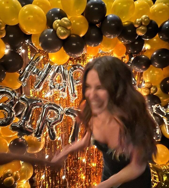 गोल्डन और ब्लैक बैलून डेकेरोशन वाले बैकग्राउंड के साथ इसाबेल ने अपनी एक धुंधली फोटो शेयर की. पार्टी में इसाबेल फुल टू मस्ती करते नजर आईं. (Photo: isakaif Instagram)