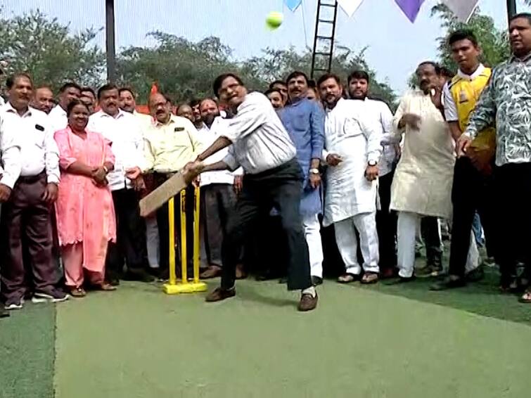 maharashtra news nashik news Sanjay Raut started today's cricket match with four runs in nashik Nashik Sanjay Raut : संजय राऊत मागच्या सामन्यात पहिल्याच बॉलवर क्लीन बोल्ड, आज पहिल्याच बॉलवर चौकार 