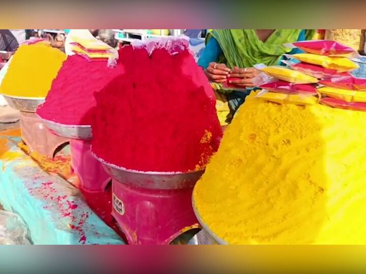 मंदिर परिसरात पूजा साहित्याची दुकानं थाटण्यात आली होती.