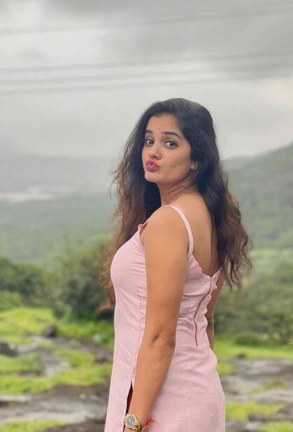 भाग्यश्री ही वेगवेगळ्या लूकमधील फोटो सोशल मीडियावर शेअर करते.