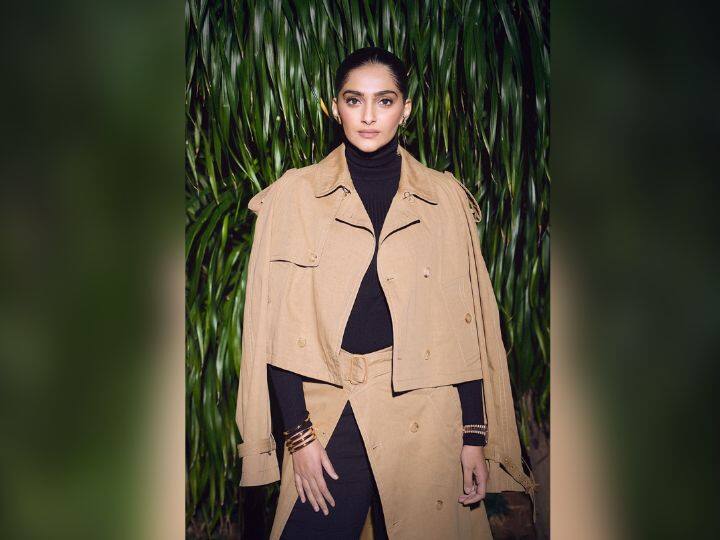 Sonam Kapoor winter style: सर्दी हो या गर्मी अगर स्टाइलिश दिखने की बात हो तो सबसे पहले एक्ट्रेस सोनम कपूर का नाम ही आता है. अभिनेत्री ने बार-बार अपने लुक्स से सबको प्रभावित किया है.