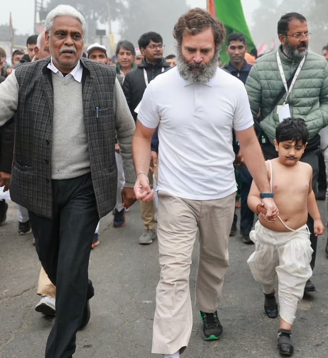 Rahul Gandhi seen with a Shirtless Child, BJP Leader Tajinder Bagga Criticizes for the Act Bharat Jodo Yatra : રાહુલ ગાંધી ભુલ્યા ભાન, કડકડતી ઠંડીમાં જનોઈધારી બાળક સાથે 'ક્રુર હરકત'