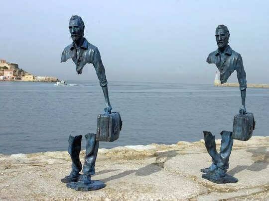 अननोन ब्यूरोक्रेट स्मारक, रेकजाविक, आइसलैंड (Monument to the Unknown Bureaucrat, Reykjavik, Iceland) :- अननोन ब्यूरोक्रेट को 1994 में आइसलैंड के कलाकार और मूर्तिकार मैग्नस टॉमसन ने बनाया था. यह शहर की सबसे आकर्षक मूर्ती है, इसे देखने के बाद हर कोई बस देखता ही रह जाता है. देखने में भी ये मूर्ती हर देखने वाले व्यक्ति को हैरत में डाल देती है.