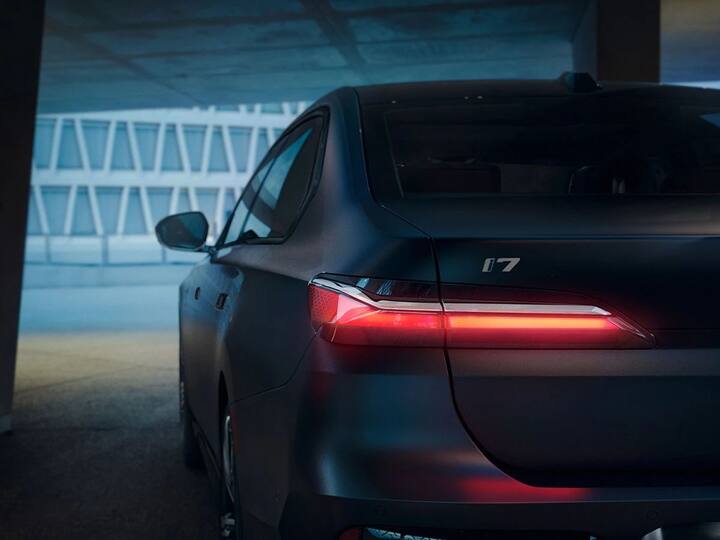 2023 BMW i7 Electric Sedan Launched In India: दिग्गज वाहन उत्पादक कंपनी BMW ने भारतात नवीन i7 सेडान लॉन्च केली आहे. 7 सीरीजच्या कारची एक्स-शोरूम किंमत 1.70 कोटी रुपये ठेवण्यात आली आहे.