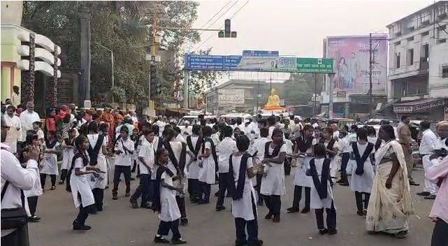 नांदेड शहरातील चौकाचौकातून ढोल ताशांच्या गजरात, लेझीम पथकासह बौद्ध भिक्खू आणि हजारो बौद्ध अनुयायांनी या धम्म रॅलीत हजेरी लावली.