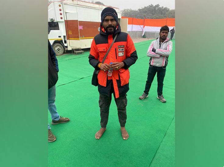 Bharat Jodo Yatra MP man walks with Rahul Gandhi bare foot becomes attraction Bharat Jodo Yatra: कड़कड़ाती ठंड में नंगे पांव! राहुल गांधी के साथ चल रहे इस शख्स की कहानी है दिलचस्प, चल चुका 1200 किमी