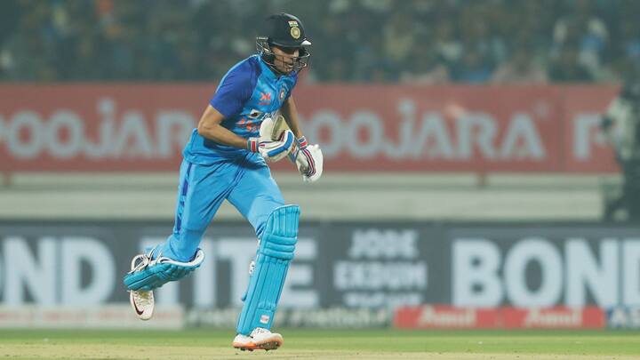 শুরুটা অবশ্য ভারতীয় দল ভালভাবে করতে পারেনি। মাত্র ১ রানে আউট হন ঈশান কিষাণ। শুভমন গিলও রান করতে পারছিলেন না।