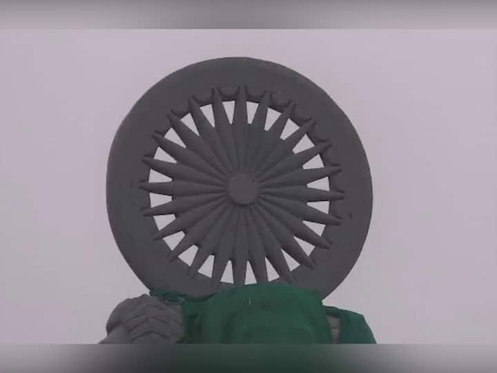 यासाठी उत्तर प्रदेशातील सांची या ठिकाणाहून आणलेल्या संगमरवरी लाल दगडातून 72 टन वजनी अशोकस्तंभ उभारण्यात आला आहे.