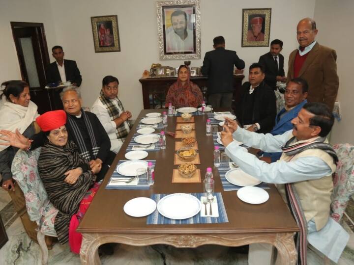 Rajasthan Politics: सियासी खींचतान के बीच पायलट खेमे के MLA के घर पहुंचे CM गहलोत और कई मंत्री, शुरू हुईं सियासी चर्चाएं CM Ashok Gehlot and many ministers reached Sachin Pilot camp Gajendra Singh shaktawats house in Mewar ANN Rajasthan Politics: सियासी खींचतान के बीच पायलट खेमे के MLA के घर पहुंचे CM गहलोत और कई मंत्री, शुरू हुईं सियासी चर्चाएं