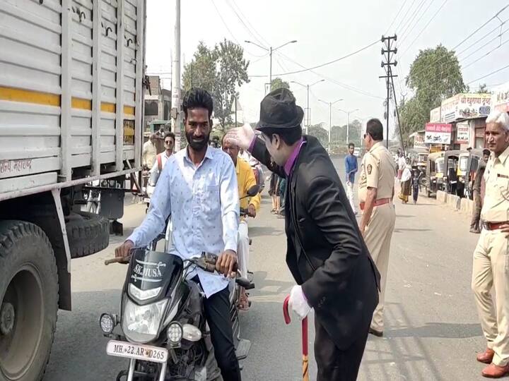 वाहतुकीचे नियम सांगण्यासाठी परभणी शहरात चक्क चार्ली चॅपलीन रस्त्यावर. लोकांना नियमांचे पालन करण्याचे देतायेत धडे