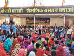 छत्तीसगढ़ में चौराहे की चौपाटी बनी राजनीतिक अखाड़ा, रमन सिंह ने कहा- कांग्रेस सरकार कर रही पैसे की बर्बादी