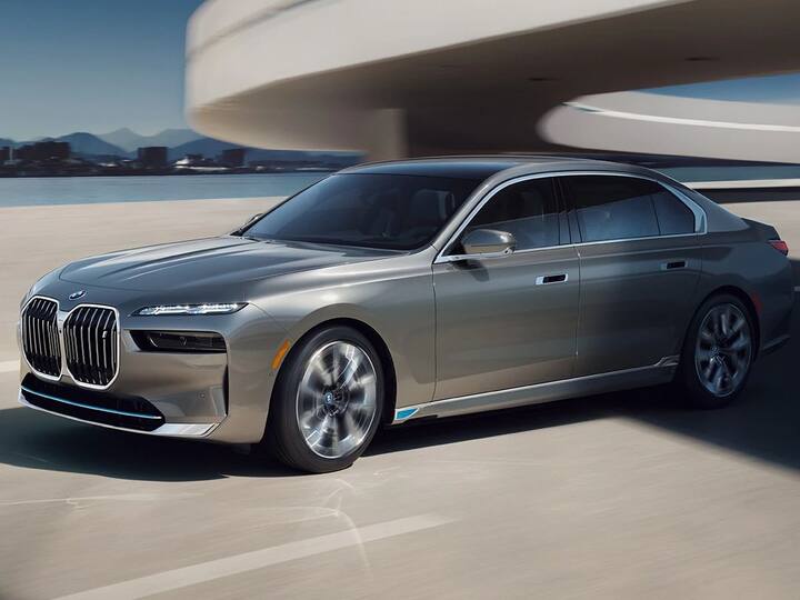 BMW 7 Series ICE मॉडेलवर आधारित i7 ची स्टायलिंग ब्लू अॅक्सेंटसह 7 सिरीजसारखीच आहे. याशिवाय याला खास डिझाइन केलेले अलॉय व्हील्स मिळतात. याच्या समोरच्या लोखंडी ग्रीलवर 'I' बॅज देखील आहे. या कारमध्ये कोणते खास फीचर्स कंपनीने दिले आहेत, हे जाणून घेऊ..