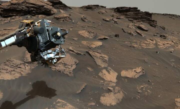 এর মধ্য়ে সম্প্রতি কিছু হালকা রংয়ের পাথরেরও সন্ধান পাওয়া গিয়েছে। সেগুলি সিলিকা-সমৃদ্ধ ময়ূরপঙ্খী পাথর বলেই ধারণা বিজ্ঞানীদের।