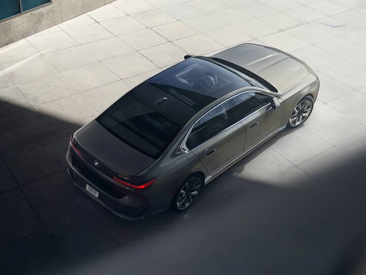 ही BMW 7 सिरीजची पूर्ण इलेक्ट्रिक व्हर्जन आहे. जी xDrive 60 मध्ये सादर केली गेली आहे.