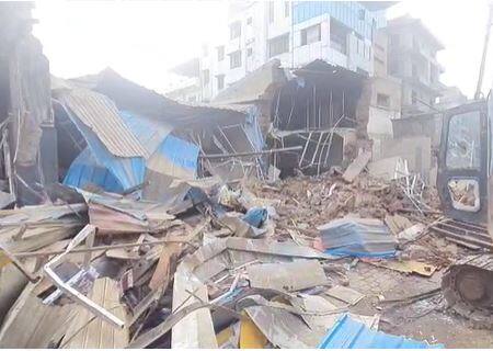 जेसीबीने हॉटेल, दुकान गाळे जमीनदोस्त केल्यानंतर त्या गाळ्यामधील भाडेकरूंनी या घटनेला विरोध केला.  जागेचा ताबा घेण्यासाठी गाळे पाडल्याचा आरोप नागरिकांनी केला आहे. ही घटना छत्रपती शिवाजी महाराज रोडवर बसस्थानकाशेजारी घडली.