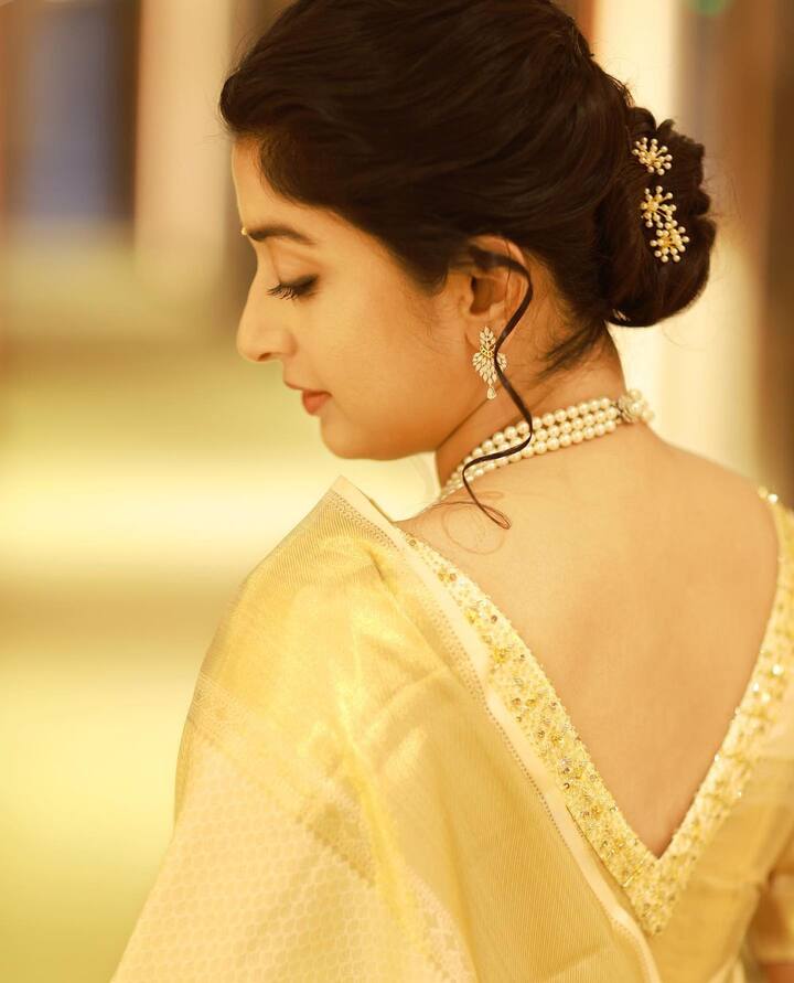 मीरा तिचे नव-नवीन फोटो सोशल मीडियावर शेअर करत असते.