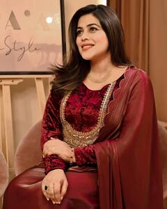 Shamna Kkasim: వెల్వెట్ డ్రెస్సులో కాబోయే తల్లి పూర్ణ