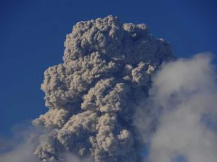 Mt. Marapi Erupts: इंडोनेशिया का माउंट मेरापी ज्वालामुखी फटा- 300 मीटर तक फैली राख, एक साल से है एक्टिव