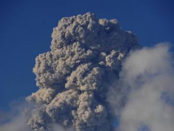 Mt. Marapi in Indonesia's Erupts ash flew over up to 300 metres Mt. Marapi Erupts: इंडोनेशिया का माउंट मेरापी ज्वालामुखी फटा- 300 मीटर तक फैली राख, एक साल से है एक्टिव