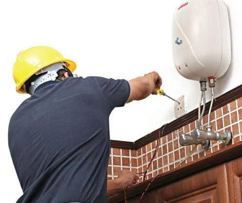 कभी भी गीजर को खुद से इंस्टाल करने की गलती न करें. इस किसी एक्सपर्ट से ही लगवाएं, क्योंकि तारों की फिटिंग ठीक से न होने पर भी हादसा होने का डर रहता है.