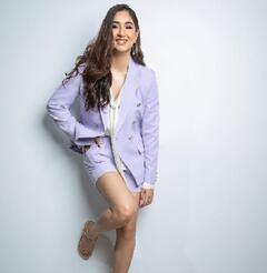 Disha Parmar Photos: दिशा परमार के इन स्टाइल्स की फैन हो जाएंगी आप, एक बार देखें तो सही