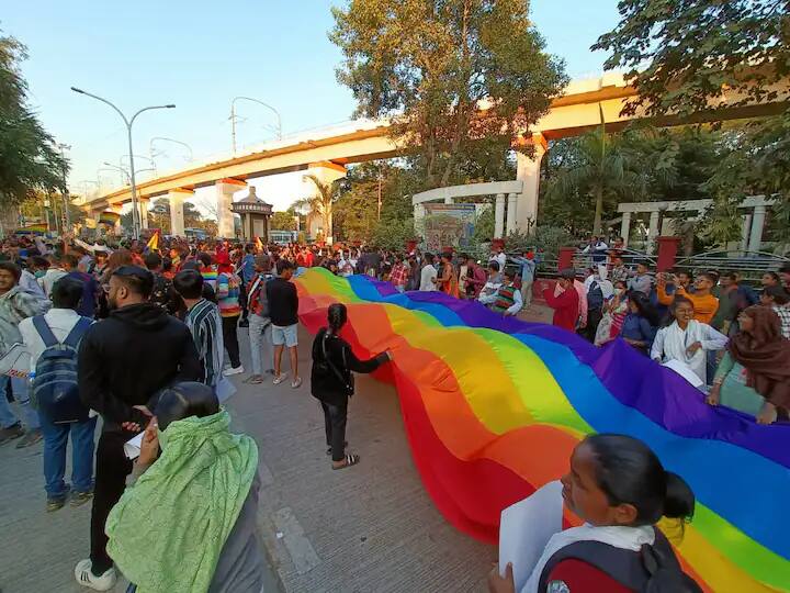 Pride March: इस प्राइड मार्च में बड़ी संख्या में युवाओं ने भाग लिया. वहीं, लोगों के चेहरों पर भी खुशी देखी गई.