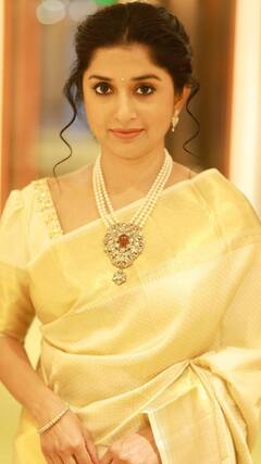 ‘ஒளியிலே தெரிவது தேவதையா..’தங்க நிற புடவையில் ஜொலிக்கும் நடிகை மீரா ஜாஸ்மின் !