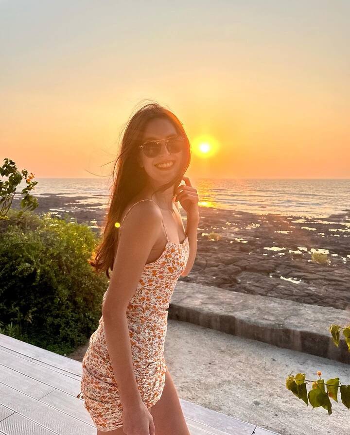 कुछ दिनों पहले ही इसाबेल ने ढलती शाम के साथ न्यू ईयर का वेलकम करते हुए ये खूबसूरत फोटो शेयर की थी. (Photo: isakaif Instagram)