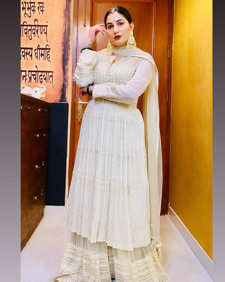 ये डांसर के घर की मेन एंट्रेंस है. जहां एक साइड दीवार पर आपको येलो कलर और दूसरी तरफ गायत्री मंत्र लिखा हुआ दिखाई देगा.