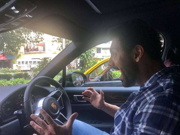 जॉन अब्राहम को कारों का भी अच्छा खासा शौक है. जॉन के कार कलेक्शन में कई लग्जरी गाड़ियां मौजूद हैं. इसमें लैम्बोर्गिनी गैलार्डो, निसान जीटी-आर, ऑडी क्यू 3 जैसी सुपरकार्स शामिल हैं. जिनकी कीमत करोड़ों रुपये बैठती है.