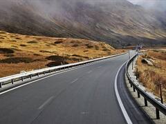 सड़क के बीच बनी सफेद पट्टियों का क्या मतलब होता है... अगर कहीं पीली लाइन है तो ये काम ना करें!