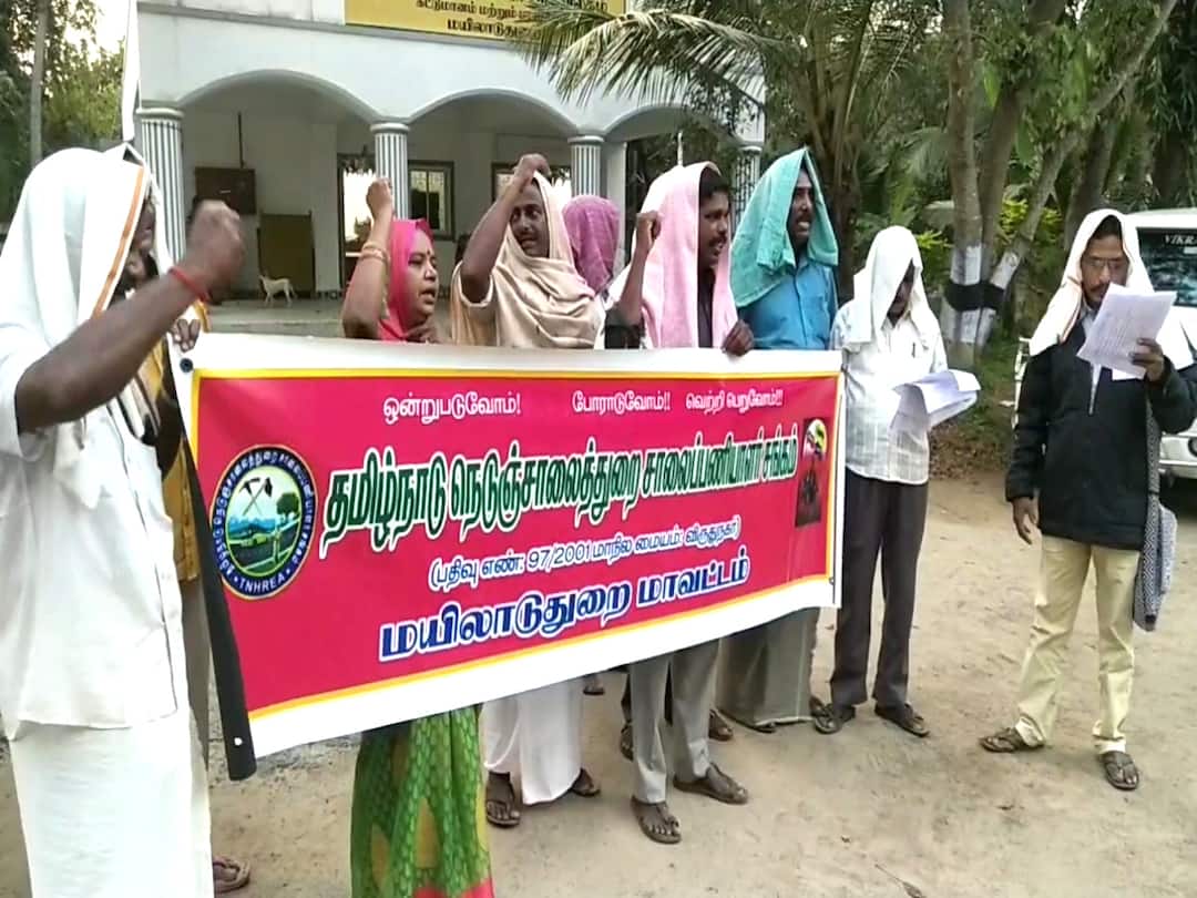 Road workers  highway department took part  protest wearing headscarves முக்காடு போட்டு ஆர்ப்பாட்டத்தில் ஈடுபட்ட நெடுஞ்சாலை பணியாளர்கள்